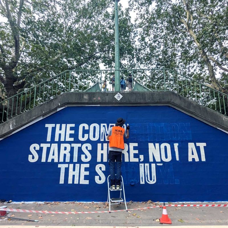 Fresque murale restaurant Paris peinte à la main