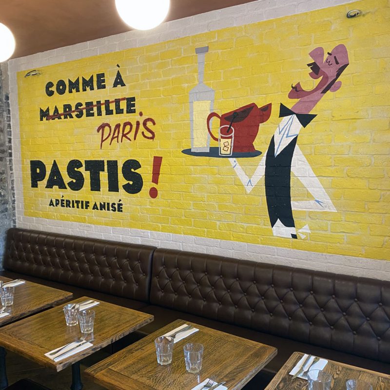 Fresque murale restaurant Paris peinte à la main